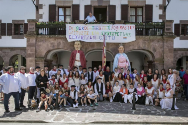 La plaza de la iglesia de Santesteban se quedó pequeña para el tradicional baile del Trapatan, durante sus fiestas tradicionales.