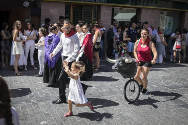 La plaza de la iglesia de Santesteban se quedó pequeña para el tradicional baile del Trapatan, durante sus fiestas tradicionales.