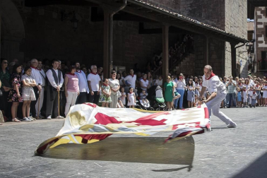 La plaza de la iglesia de Santesteban se quedó pequeña para el tradicional baile del Trapatan, durante sus fiestas tradicionales.
