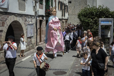 La plaza de la iglesia de Santesteban se quedó pequeña para el tradicional baile del Trapatan, durante sus fiestas tradicionales.