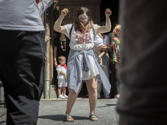 La plaza de la iglesia de Santesteban se quedó pequeña para el tradicional baile del Trapatan, durante sus fiestas tradicionales.