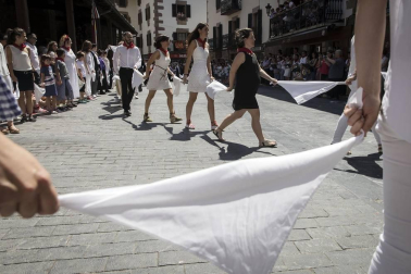 La plaza de la iglesia de Santesteban se quedó pequeña para el tradicional baile del Trapatan, durante sus fiestas tradicionales.