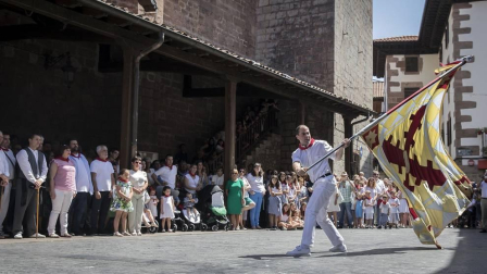 La plaza de la iglesia de Santesteban se quedó pequeña para el tradicional baile del Trapatan, durante sus fiestas tradicionales.