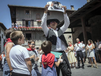La plaza de la iglesia de Santesteban se quedó pequeña para el tradicional baile del Trapatan, durante sus fiestas tradicionales.