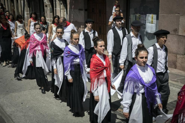 La plaza de la iglesia de Santesteban se quedó pequeña para el tradicional baile del Trapatan, durante sus fiestas tradicionales.