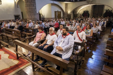 La plaza de la iglesia de Santesteban se quedó pequeña para el tradicional baile del Trapatan, durante sus fiestas tradicionales.