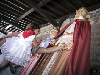 La plaza de la iglesia de Santesteban se quedó pequeña para el tradicional baile del Trapatan, durante sus fiestas tradicionales.