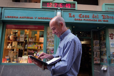 Fotos que ilustran la cuenta atrás para los sanfermines a través del reloj instalado en la  calle Estafeta, número 36.