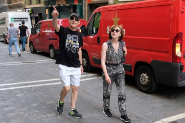 Fotos que ilustran la cuenta atrás para los sanfermines a través del reloj instalado en la  calle Estafeta, número 36.