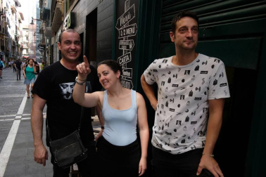 Fotos que ilustran la cuenta atrás para los sanfermines a través del reloj instalado en la  calle Estafeta, número 36.
