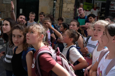 Fotos que ilustran la cuenta atrás para los sanfermines a través del reloj instalado en la  calle Estafeta, número 36.
