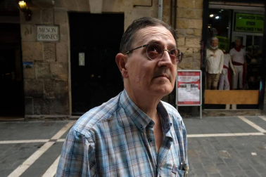 Fotos que ilustran la cuenta atrás para los sanfermines a través del reloj instalado en la  calle Estafeta, número 36.