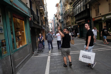 Fotos que ilustran la cuenta atrás para los sanfermines a través del reloj instalado en la  calle Estafeta, número 36.