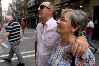 Fotos que ilustran la cuenta atrás para los sanfermines a través del reloj instalado en la  calle Estafeta, número 36.