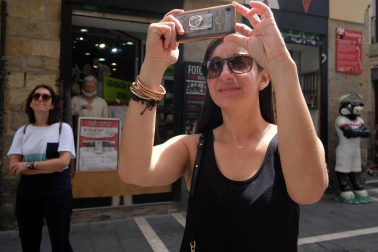 Fotos que ilustran la cuenta atrás para los sanfermines a través del reloj instalado en la  calle Estafeta, número 36.
