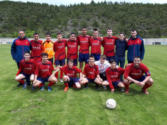Fotos de los equipos de fútbol y futbito en el C.D. Aoiz en cuyas diez categorías han jugado esta temporada 162 jugadores