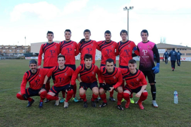 Fotos de los equipos de fútbol y futbito en el C.D. Aoiz en cuyas diez categorías han jugado esta temporada 162 jugadores
