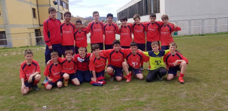 Fotos de los equipos de fútbol y futbito en el C.D. Aoiz en cuyas diez categorías han jugado esta temporada 162 jugadores