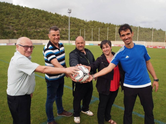 Fotos de los equipos de fútbol y futbito en el C.D. Aoiz en cuyas diez categorías han jugado esta temporada 162 jugadores