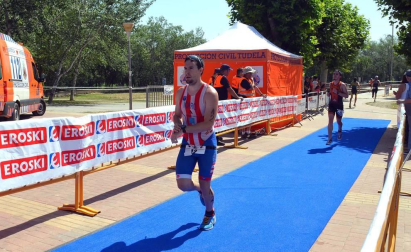El calor no frenó a los 167 participantes que disputaron el Triatlón Reto del Ebro, en Tudela, en la que Iñigo Sevillano, en categoría masculina y Nuria Rodríguez en femenina, lograron imponerse.