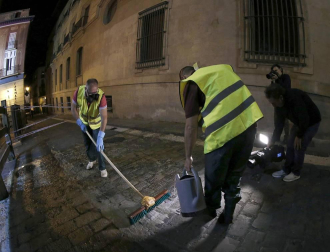 Operarios de una empresa han vertido la madrugada de este martes un tratamiento antideslizante en los puntos mas conflictivos del encierro para evitar que los toros resbalen y así no poner en peligro la integridad física de los corredores.