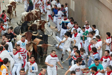 Imágenes del octavo encierro de los Sanfermines de 2018, con toros de la ganadería Miura.