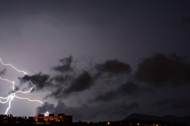 Un rayo de tormenta revolucionó la noche del lunes 1 de julio Pamplona y la Comarca por la espectacularidad de la imagen y el fuerte sonido producido.