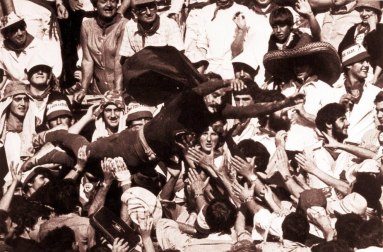 Los Sanfermines de 1979, tras la muerte de Germán Rodríguez en los disturbios del año anterior, comenzaron con un clima  de tensa calma. Pero el 8 de julio, Superman apareció en el tendido de la plaza y la historia dio un giro inesperado.