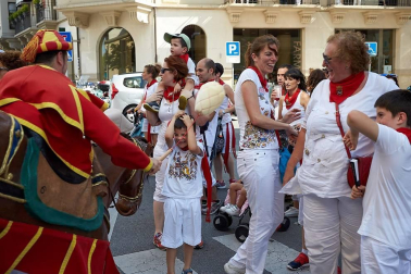 Los Gigantes y los Cabezudos hicieron las delicias de los menores, y no tan menores, en el inicio de los Sanfermines 2019.