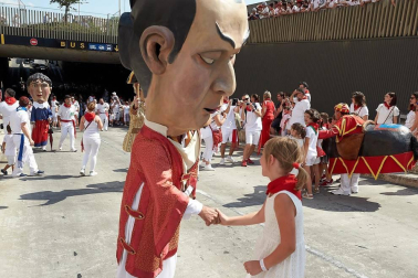Los Gigantes y los Cabezudos hicieron las delicias de los menores, y no tan menores, en el inicio de los Sanfermines 2019.