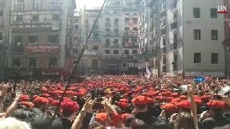 Salida de los gaiteros desde el Ayuntamiento en el chupinazo 2019