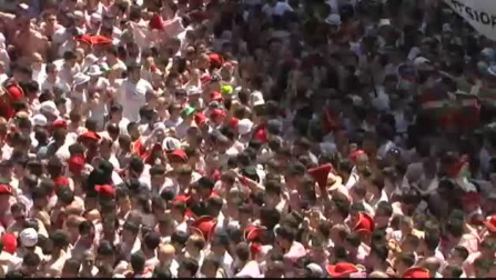 Ikurriñas y pancartas en el chupinazo de los Sanfermines 2019