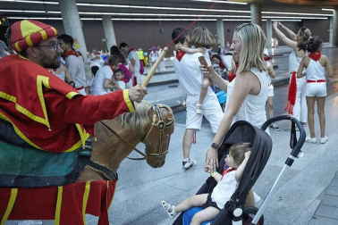Los Gigantes y los Cabezudos hicieron las delicias de los menores, y no tan menores, en el inicio de los Sanfermines 2019.