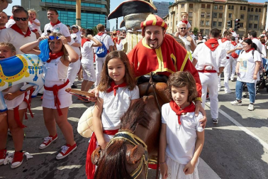 Los Gigantes y los Cabezudos hicieron las delicias de los menores, y no tan menores, en el inicio de los Sanfermines 2019.