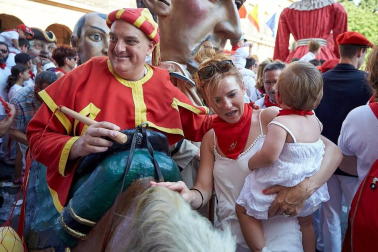 Los Gigantes y los Cabezudos hicieron las delicias de los menores, y no tan menores, en el inicio de los Sanfermines 2019.