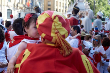 Los Gigantes y los Cabezudos hicieron las delicias de los menores, y no tan menores, en el inicio de los Sanfermines 2019.