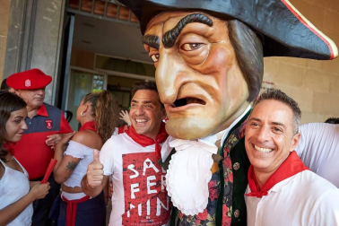 Los Gigantes y los Cabezudos hicieron las delicias de los menores, y no tan menores, en el inicio de los Sanfermines 2019.