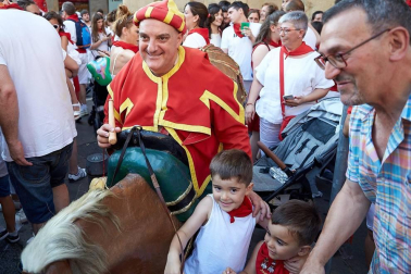Los Gigantes y los Cabezudos hicieron las delicias de los menores, y no tan menores, en el inicio de los Sanfermines 2019.