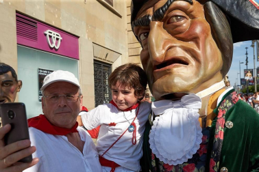 Los Gigantes y los Cabezudos hicieron las delicias de los menores, y no tan menores, en el inicio de los Sanfermines 2019.