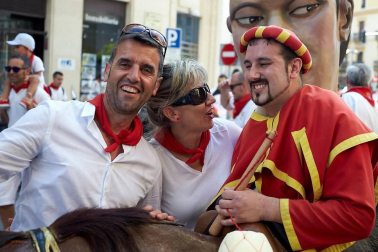 Los Gigantes y los Cabezudos hicieron las delicias de los menores, y no tan menores, en el inicio de los Sanfermines 2019.