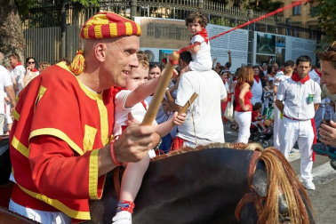 Los Gigantes y los Cabezudos hicieron las delicias de los menores, y no tan menores, en el inicio de los Sanfermines 2019.