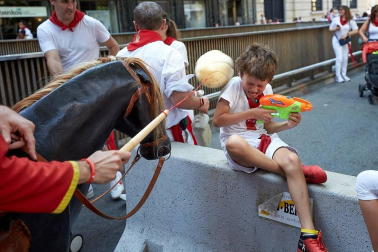 Los Gigantes y los Cabezudos hicieron las delicias de los menores, y no tan menores, en el inicio de los Sanfermines 2019.