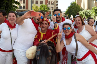Los Gigantes y los Cabezudos hicieron las delicias de los menores, y no tan menores, en el inicio de los Sanfermines 2019.