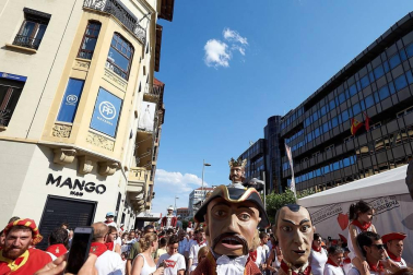 Los Gigantes y los Cabezudos hicieron las delicias de los menores, y no tan menores, en el inicio de los Sanfermines 2019.