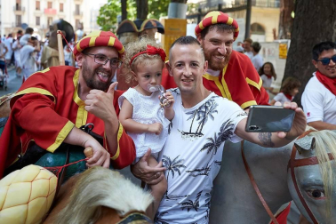 Los Gigantes y los Cabezudos hicieron las delicias de los menores, y no tan menores, en el inicio de los Sanfermines 2019.
