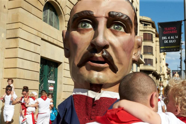 Los Gigantes y los Cabezudos hicieron las delicias de los menores, y no tan menores, en el inicio de los Sanfermines 2019.