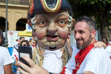 Los Gigantes y los Cabezudos hicieron las delicias de los menores, y no tan menores, en el inicio de los Sanfermines 2019.