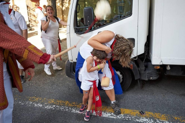 Los Gigantes y los Cabezudos hicieron las delicias de los menores, y no tan menores, en el inicio de los Sanfermines 2019.
