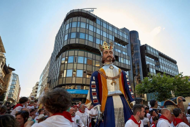 Los Gigantes y los Cabezudos hicieron las delicias de los menores, y no tan menores, en el inicio de los Sanfermines 2019.