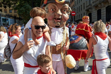 Los Gigantes y los Cabezudos hicieron las delicias de los menores, y no tan menores, en el inicio de los Sanfermines 2019.